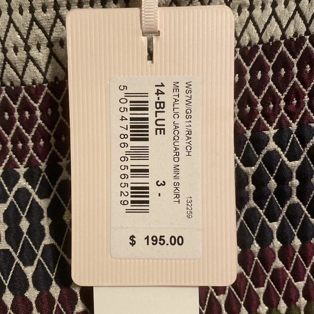 Mini skirt w/quilted details. Brand new with tags, never worn - Picture 6 of 6